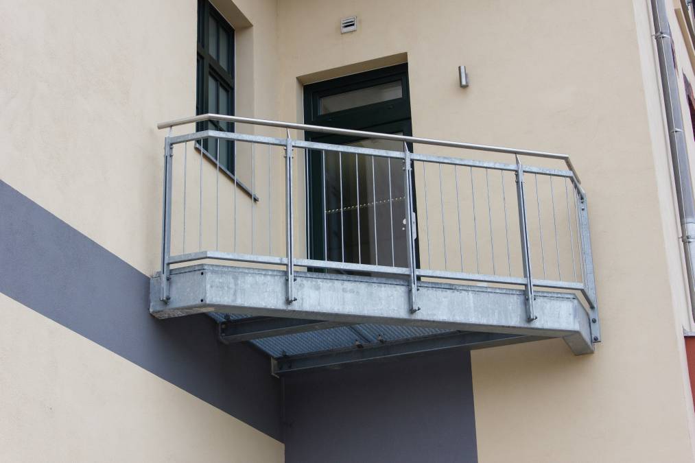 Freitragende Balkone mit Gitterrostbelag und Füllstabgeländer.