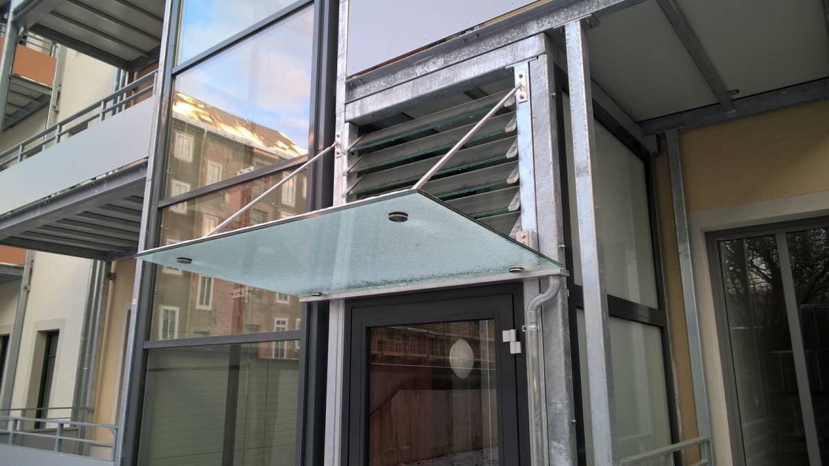 Glasvordächer an Wohnhäusern