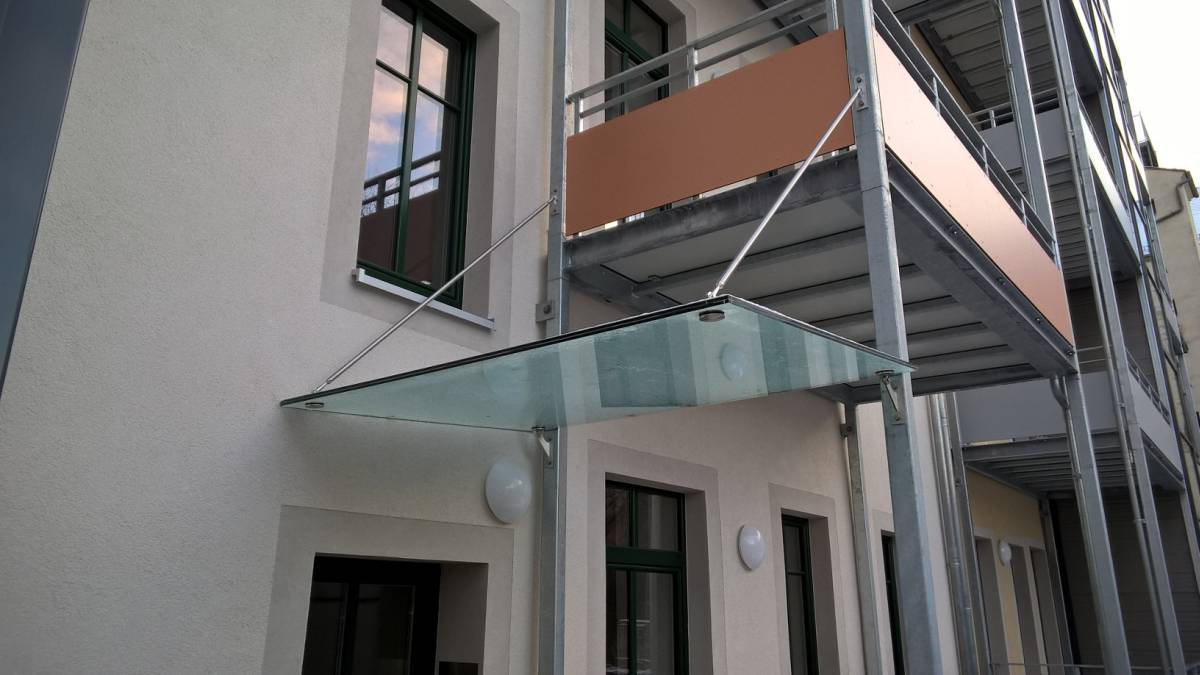 Glasvordächer an Wohnhäusern
