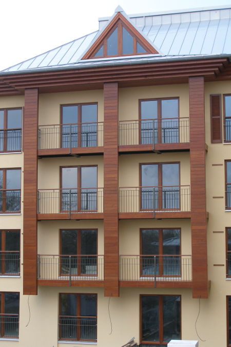 Freitragende Balkonanlage an Hotel in Hamburg mit Geländer. Unterkonstruktion komplett mit Holz verkleidet