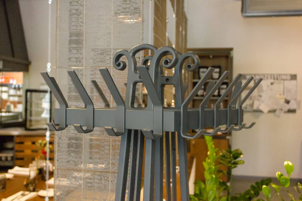 Verschiedene Möbelteile, Abzugshaube, Glaseinhausung für Grill, Raumteiler, Weinregale und verschiedene Gegenstände im Industriedesign in der Gaststätte Max Louis in Chemnitz.Oberfläche mit Bearbeitungsspuren belassen und mit Klarlack versiegelt.