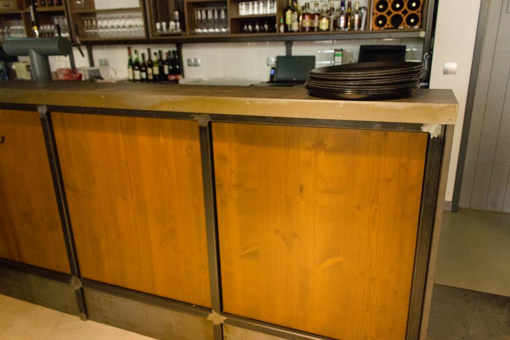 Verschiedene Möbelteile, Abzugshaube, Glaseinhausung für Grill, Raumteiler, Weinregale und verschiedene Gegenstände im Industriedesign in der Gaststätte Max Louis in Chemnitz.Oberfläche mit Bearbeitungsspuren belassen und mit Klarlack versiegelt.