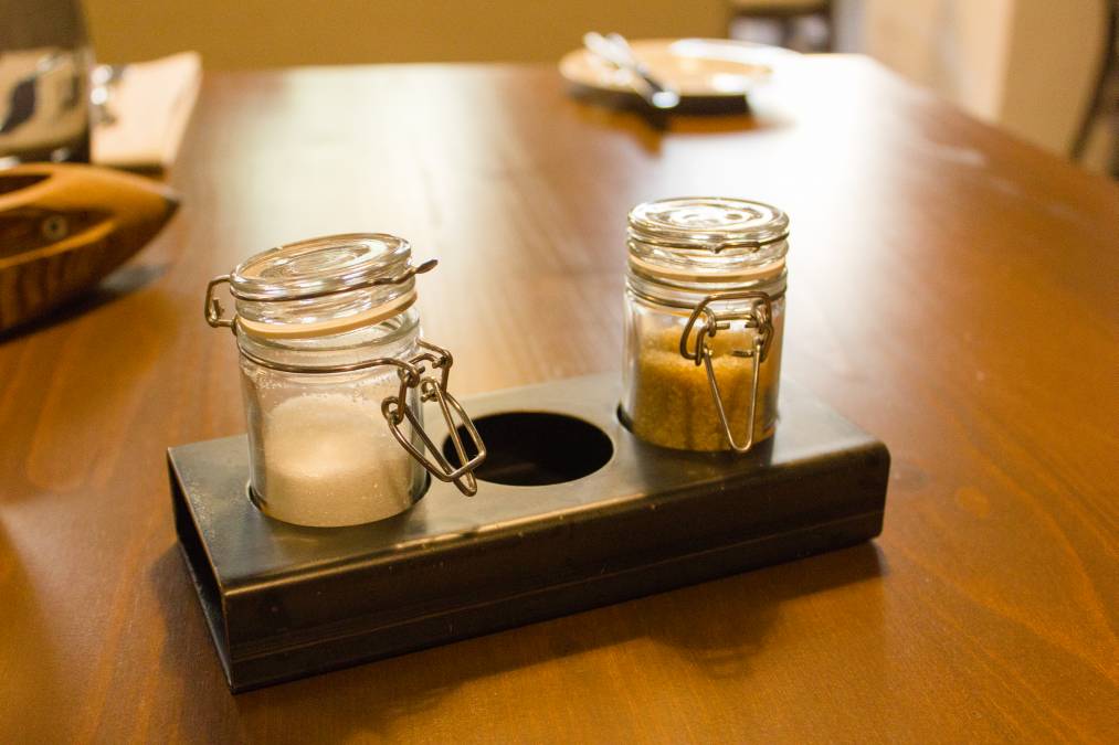 Verschiedene Möbelteile, Abzugshaube, Glaseinhausung für Grill, Raumteiler, Weinregale und verschiedene Gegenstände im Industriedesign in der Gaststätte Max Louis in Chemnitz.Oberfläche mit Bearbeitungsspuren belassen und mit Klarlack versiegelt.