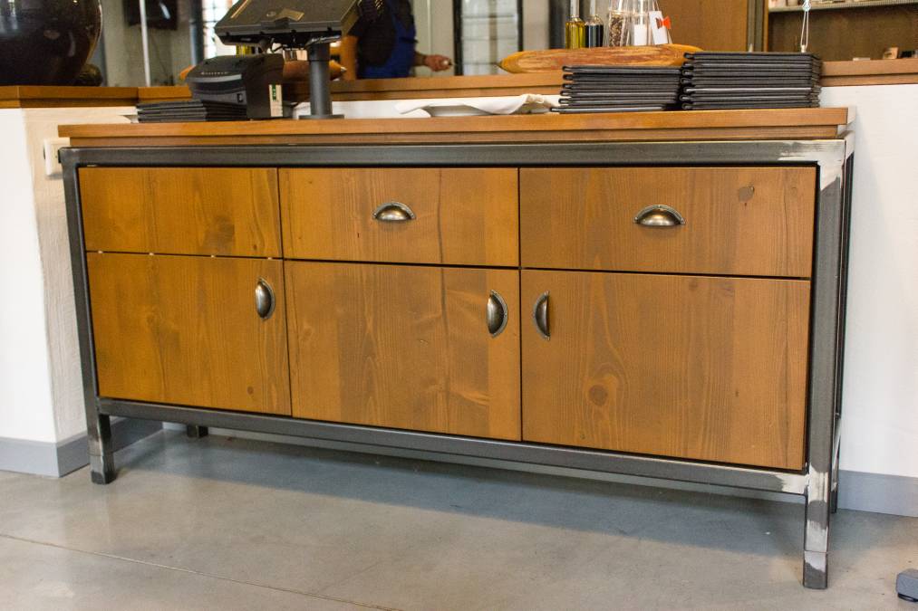 Verschiedene Möbelteile, Abzugshaube, Glaseinhausung für Grill, Raumteiler, Weinregale und verschiedene Gegenstände im Industriedesign in der Gaststätte Max Louis in Chemnitz.Oberfläche mit Bearbeitungsspuren belassen und mit Klarlack versiegelt.