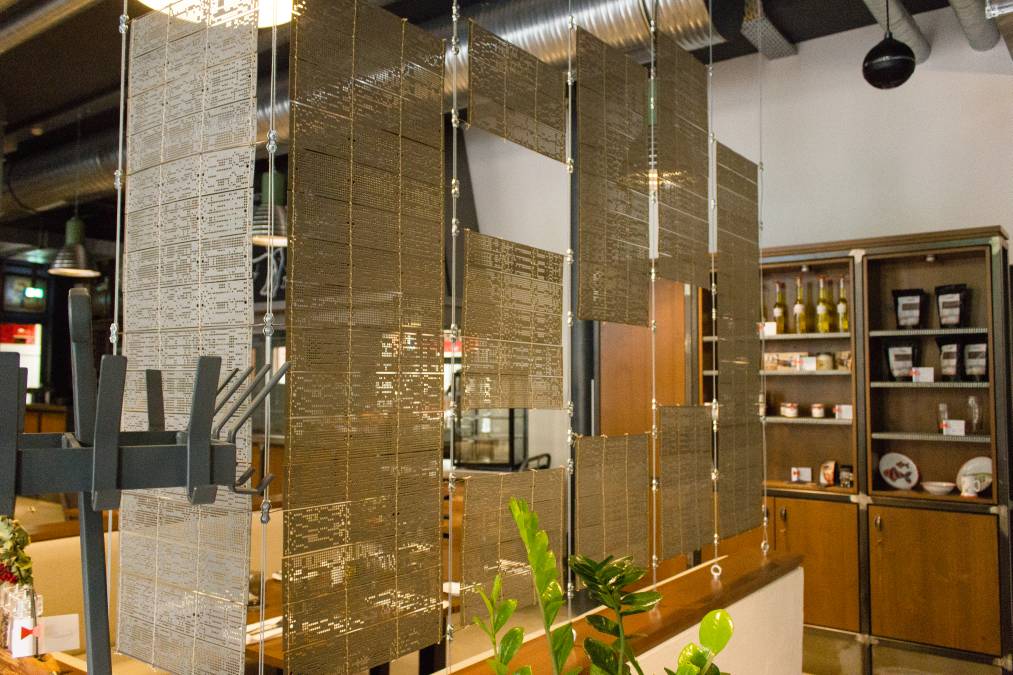 Verschiedene Möbelteile, Abzugshaube, Glaseinhausung für Grill, Raumteiler, Weinregale und verschiedene Gegenstände im Industriedesign in der Gaststätte Max Louis in Chemnitz.Oberfläche mit Bearbeitungsspuren belassen und mit Klarlack versiegelt.