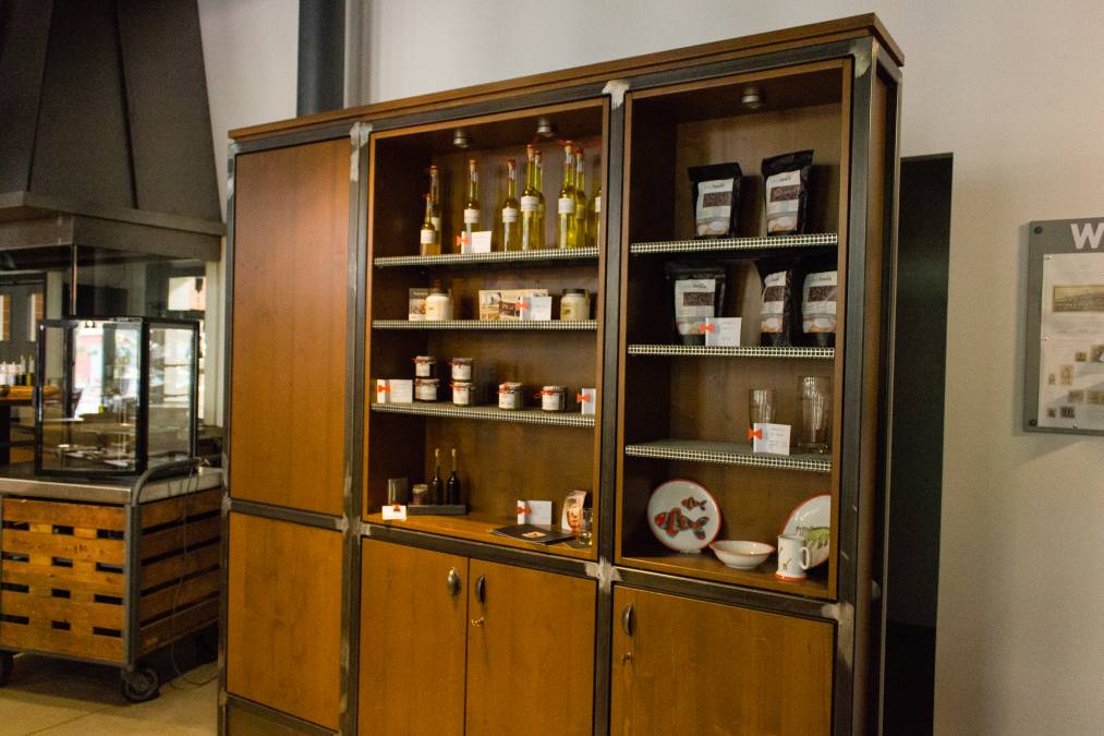 Verschiedene Möbelteile, Abzugshaube, Glaseinhausung für Grill, Raumteiler, Weinregale und verschiedene Gegenstände im Industriedesign in der Gaststätte Max Louis in Chemnitz.Oberfläche mit Bearbeitungsspuren belassen und mit Klarlack versiegelt.