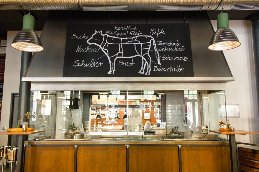 Verschiedene Möbelteile, Abzugshaube, Glaseinhausung für Grill, Raumteiler, Weinregale und verschiedene Gegenstände im Industriedesign in der Gaststätte Max Louis in Chemnitz.Oberfläche mit Bearbeitungsspuren belassen und mit Klarlack versiegelt.