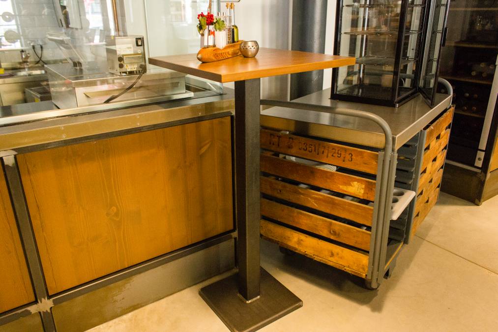 Verschiedene Möbelteile, Abzugshaube, Glaseinhausung für Grill, Raumteiler, Weinregale und verschiedene Gegenstände im Industriedesign in der Gaststätte Max Louis in Chemnitz.Oberfläche mit Bearbeitungsspuren belassen und mit Klarlack versiegelt.