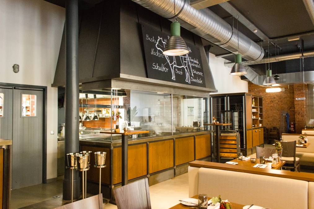 Verschiedene Möbelteile, Abzugshaube, Glaseinhausung für Grill, Raumteiler, Weinregale und verschiedene Gegenstände im Industriedesign in der Gaststätte Max Louis in Chemnitz.Oberfläche mit Bearbeitungsspuren belassen und mit Klarlack versiegelt.