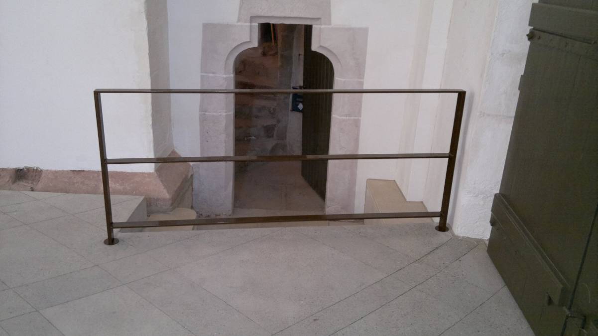 Treppe und Geländer um das Taufbecken in der Taufkirche von Martin Luther in Eisleben. Alle Bauteile aus Aluminium eloxiert.