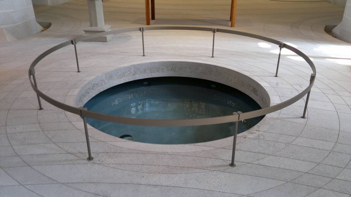 Treppe und Geländer um das Taufbecken in der Taufkirche von Martin Luther in Eisleben. Alle Bauteile aus Aluminium eloxiert.