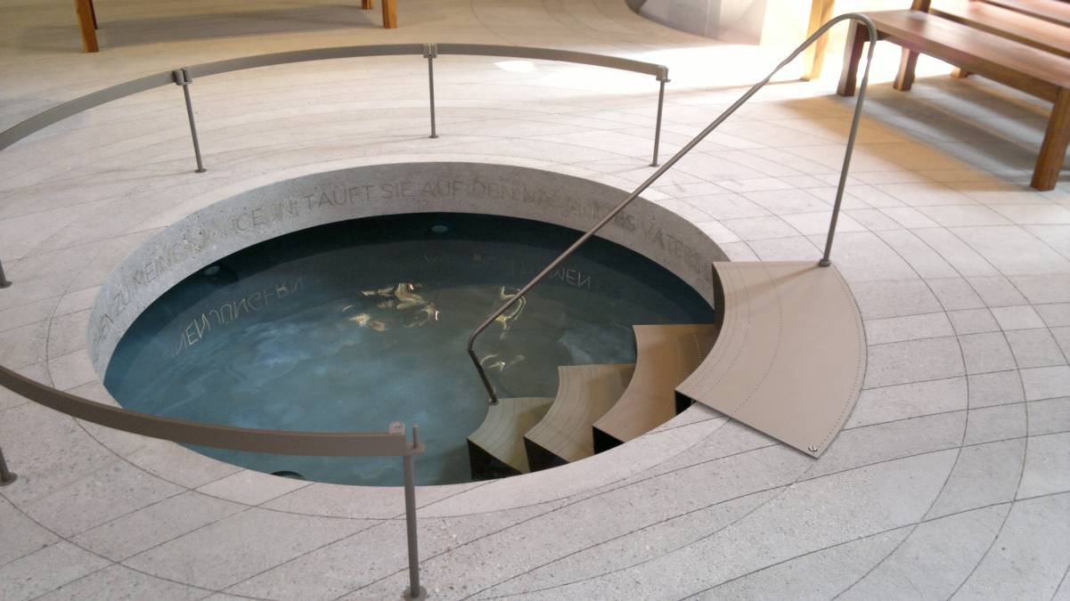 Treppe und Geländer um das Taufbecken in der Taufkirche von Martin Luther in Eisleben. Alle Bauteile aus Aluminium eloxiert.