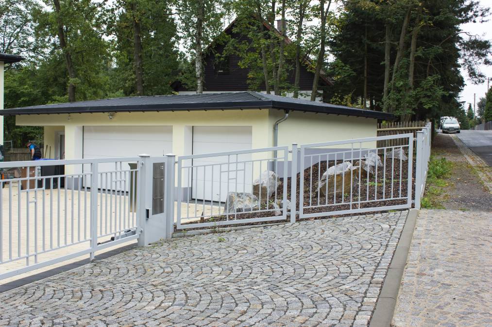 Einfahrtstor, Pforte und Zaunanlage mit Torantrieben und Briefkastenanlage