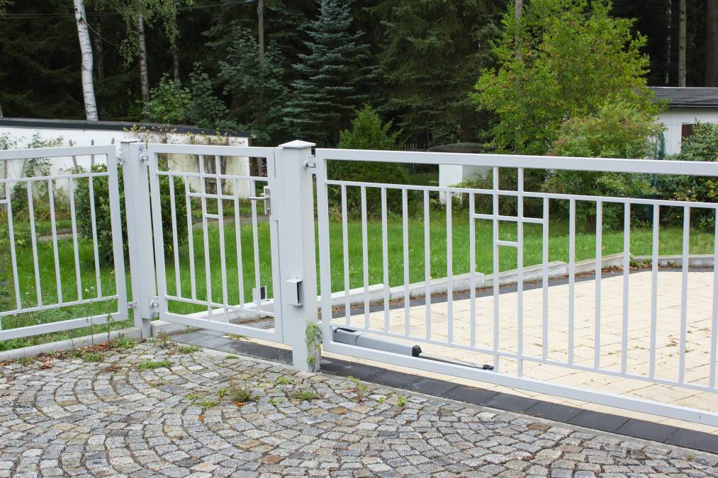 Einfahrtstor, Pforte und Zaunanlage mit Torantrieben und Briefkastenanlage