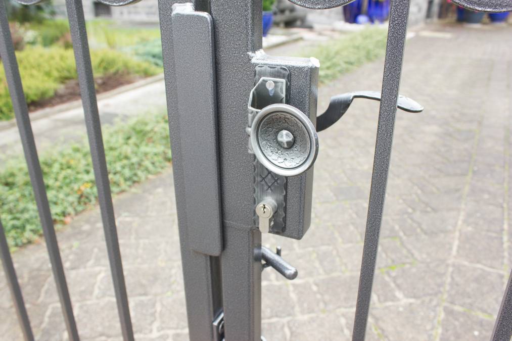 Einfahrtstor mit Pforte und Zaunanlage