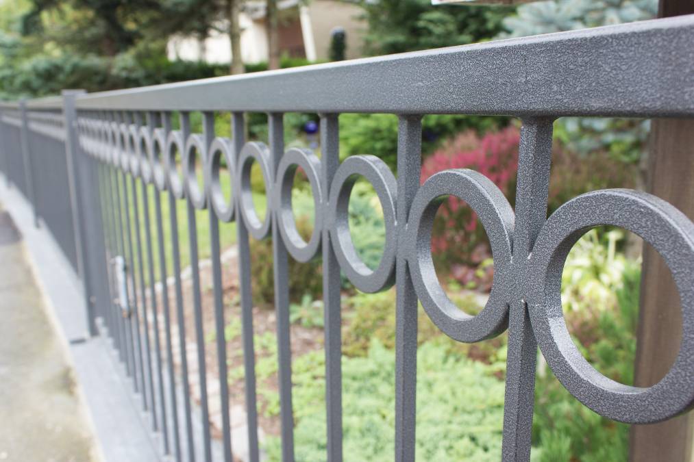 Einfahrtstor mit Pforte und Zaunanlage