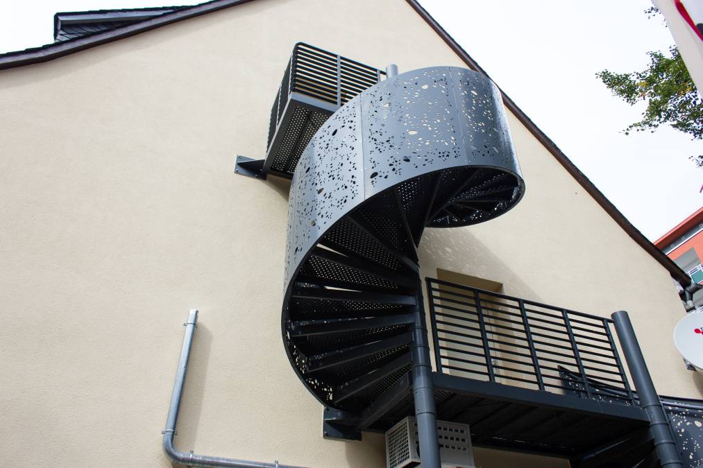 Spindeltreppe mit Geländerfüllung aus gelaserten Blechen