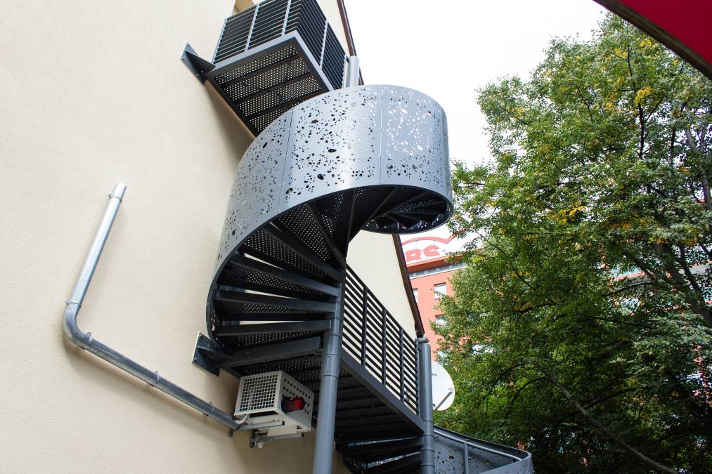 Spindeltreppe mit Geländerfüllung aus gelaserten Blechen