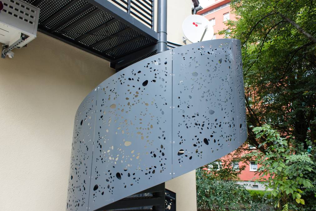 Spindeltreppe mit Geländerfüllung aus gelaserten Blechen