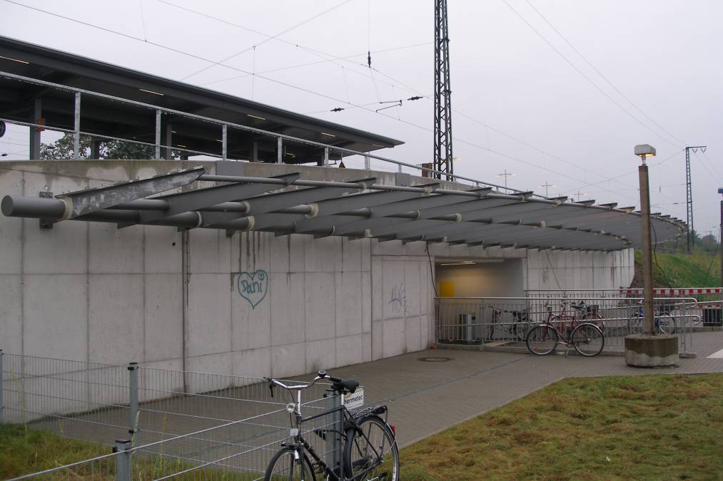 Freitragende Überdachung vom Eingang des Bahnhofs in Krehfeld