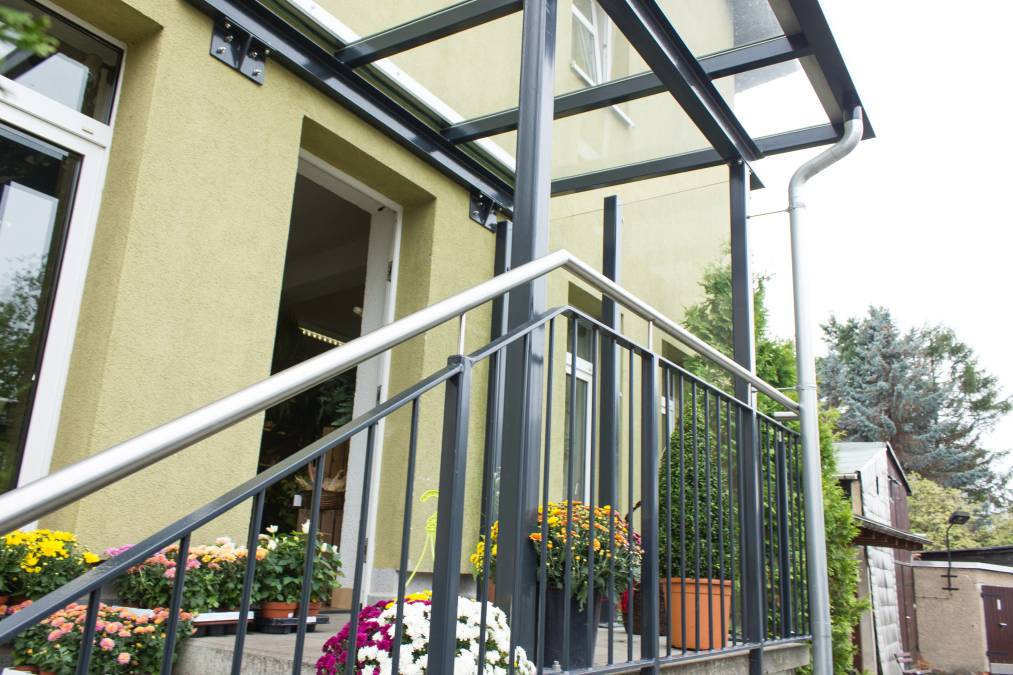Eingangsüberdachung mit Geländer  als Stahl-Glaskonstruktion für Blumenladen