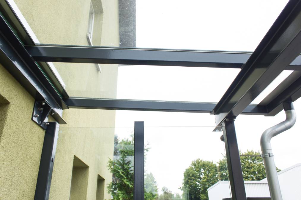Eingangsüberdachung mit Geländer als Stahl-Glaskonstruktion für Blumenladen