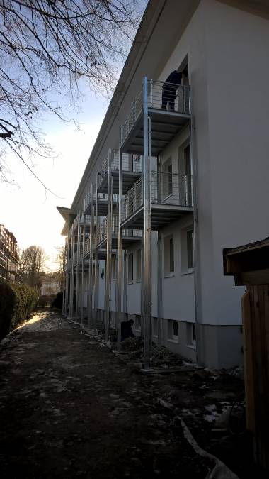 Balkonanlagen an Hotel in Kühlungsborn, mit Balkotec Balkonplattenbelag, Geländer mit horizontalen Füllstäben und Edelstahlhandlauf.