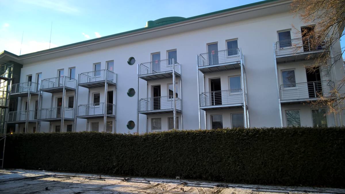 Balkonanlagen an Hotel in Kühlungsborn, mit Balkotec Balkonplattenbelag, Geländer mit horizontalen Füllstäben und Edelstahlhandlauf.