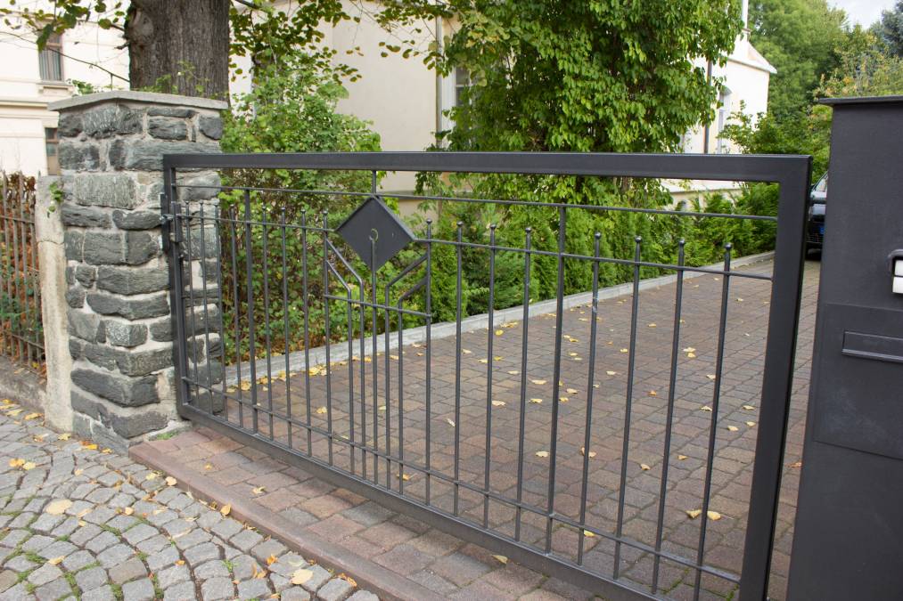 Einfahrtstor mit Pforte und Briefkastenanlage, Muster Gruber Design