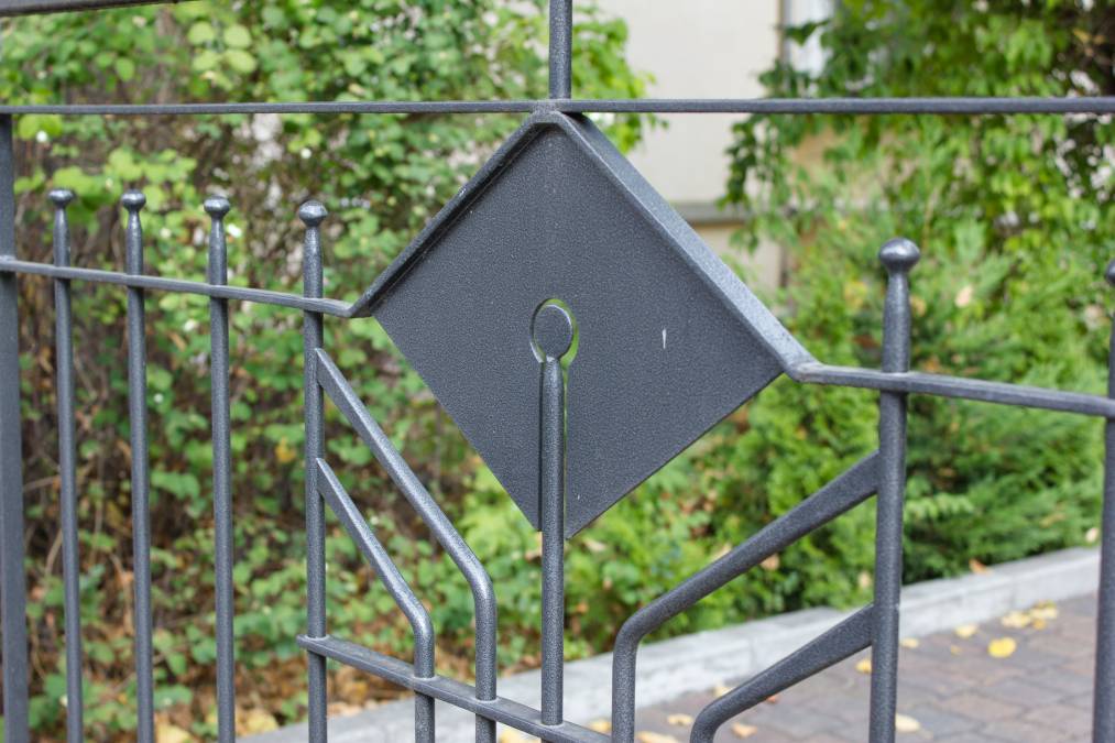 Einfahrtstor mit Pforte und Briefkastenanlage, Muster Gruber Design