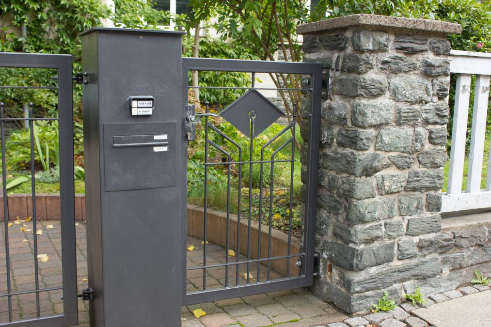 Einfahrtstor mit Pforte und Briefkastenanlage, Muster Gruber Design