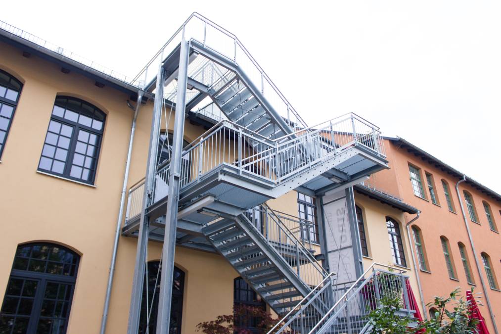 Fluchttreppenanlagen in Industriegebiet mit Gitterroststufen und Füllstabgeländer mit EdelstahlhandlaufFluchttreppenanlagen in Industriegebiet mit Gitterroststufen und Füllstabgeländer mit Edelstahlhandlauf