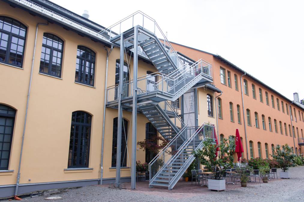 Fluchttreppenanlagen in Industriegebiet mit Gitterroststufen und Füllstabgeländer mit Edelstahlhandlauf