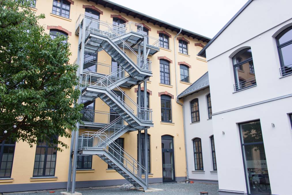 Fluchttreppenanlagen in Industriegebiet mit Gitterroststufen und Füllstabgeländer mit Edelstahlhandlauf