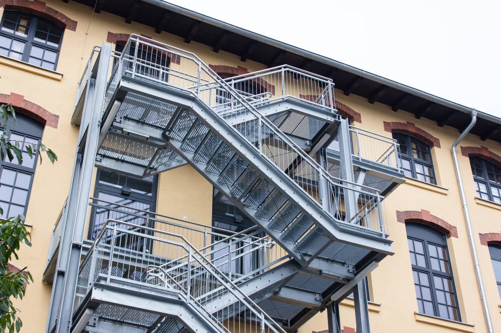 Fluchttreppenanlagen in Industriegebiet mit Gitterroststufen und Füllstabgeländer mit Edelstahlhandlauf
