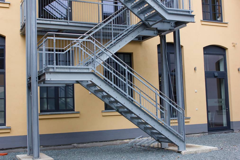 Fluchttreppenanlagen in Industriegebiet mit Gitterroststufen und Füllstabgeländer mit Edelstahlhandlauf