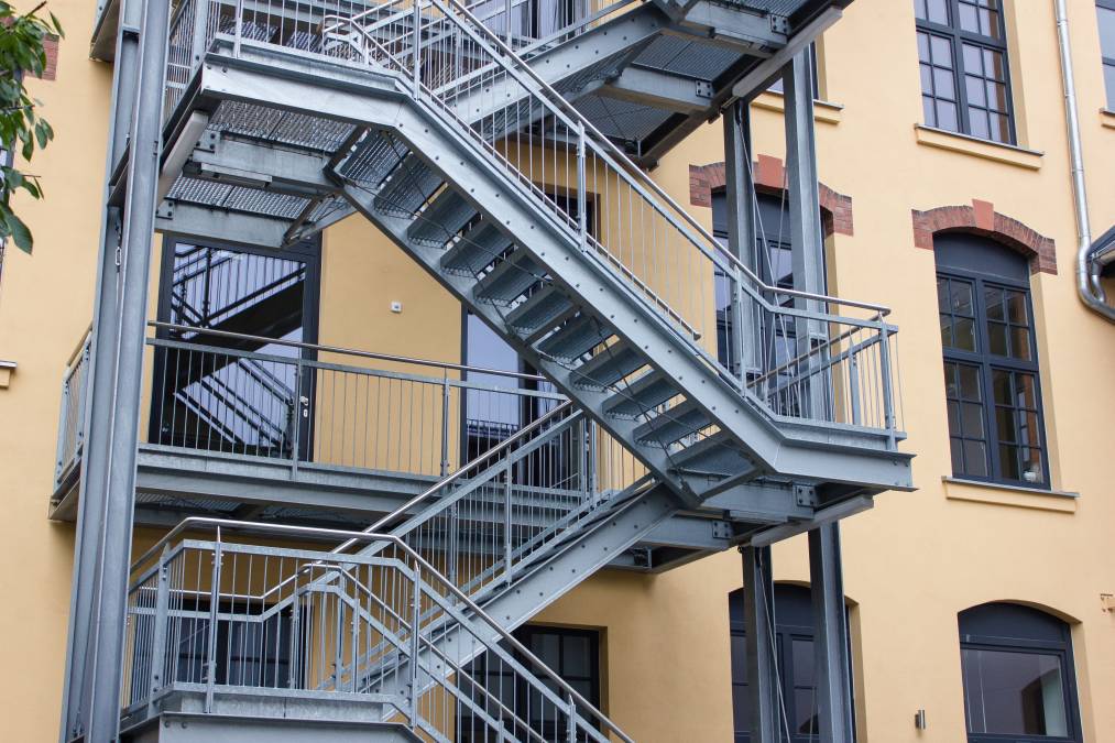 Fluchttreppenanlagen in Industriegebiet mit Gitterroststufen und Füllstabgeländer mit Edelstahlhandlauf