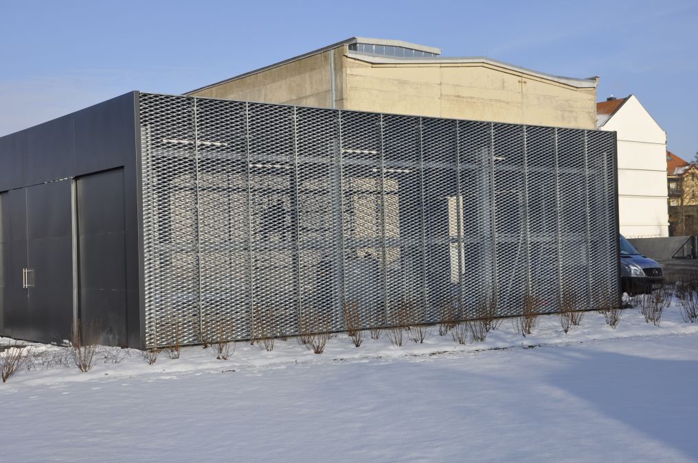 Kalthalle, Stahlkonstruktion mit Streckmetallfassade, Schiebetoren mit Blechverkleidung und Dach aus Trapezblech