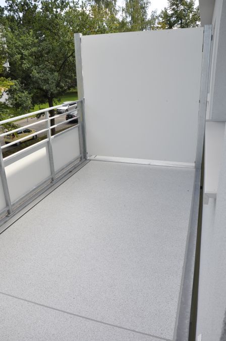 Laubengänge mit Glasüberdachung und Balkone an einem Wohnhaus