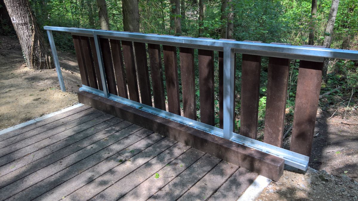 Brücken für Wanderweg mit Belag und Verkleidung aus recycelten Kunststoff