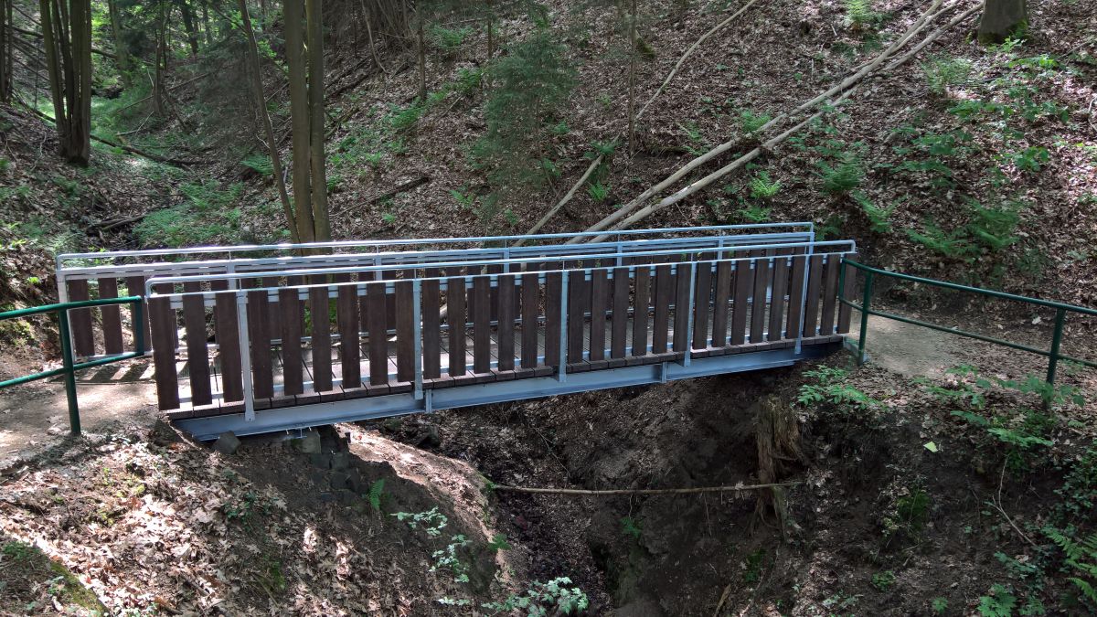 Brücken für Wanderweg mit Belag und Verkleidung aus recycelten Kunststoff