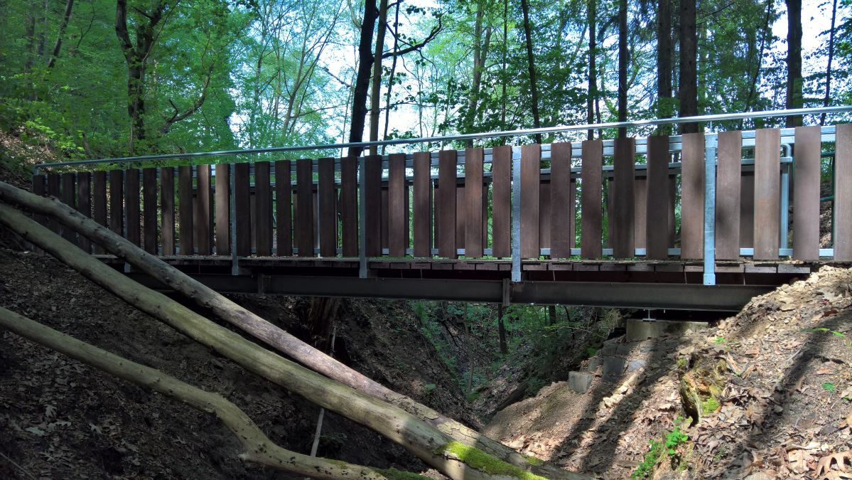Brücken für Wanderweg mit Belag und Verkleidung aus recycelten Kunststoff