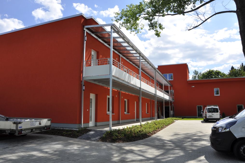 Laubengänge mit Glasüberdachung und Balkone an einem Wohnhaus