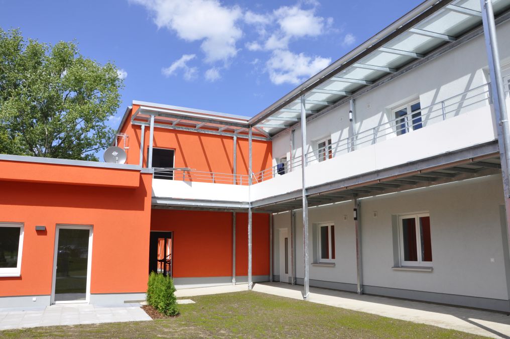 Laubengänge mit Glasüberdachung und Balkone an einem Wohnhaus