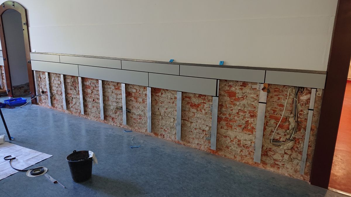 Wandverkleidung mit HPL-Platten und Treppe mit Eichenholzstufen