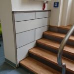 Wandverkleidung mit HPL-Platten und Treppe mit Eichenholzstufen