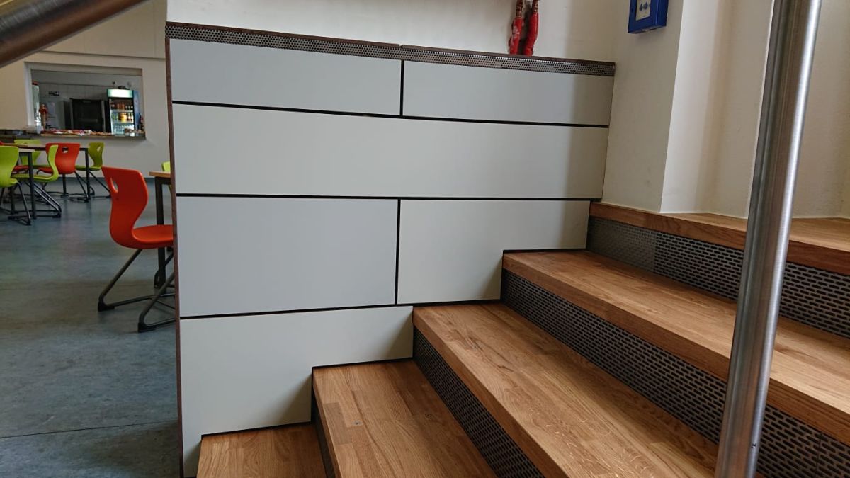 Wandverkleidung mit HPL-Platten und Treppe mit Eichenholzstufen