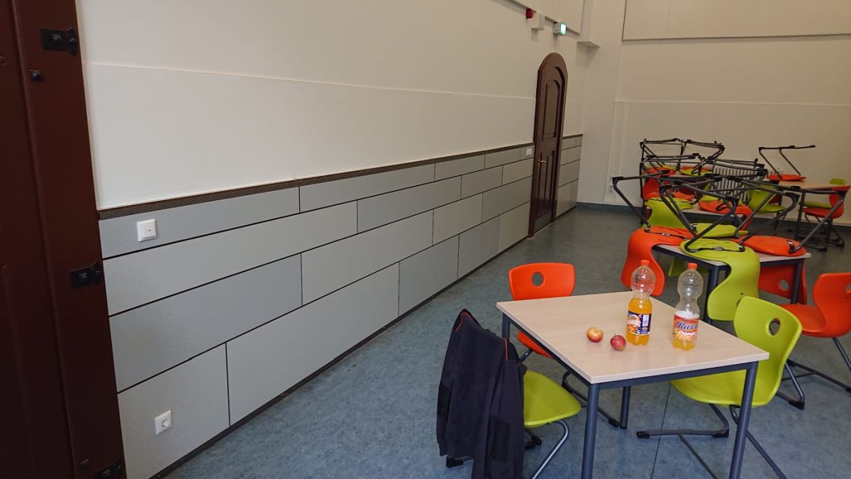 Wandverkleidung mit HPL-Platten und Treppe mit Eichenholzstufen