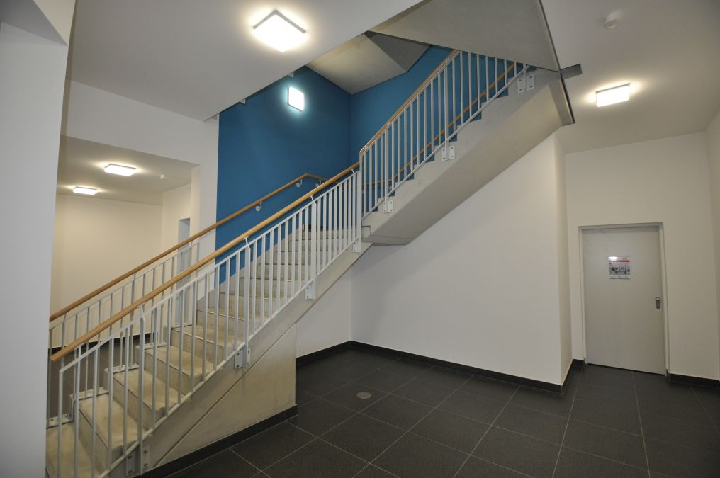 Terrassen und Balkongeländer mit Füllung aus Stäben, Edelstahlseilen und Glas