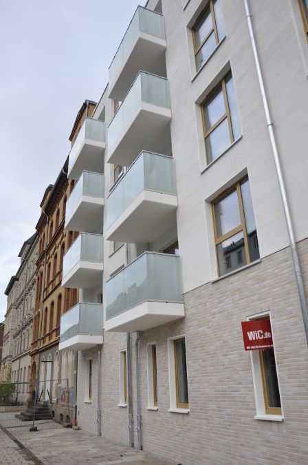 Terrassen und Balkongeländer mit Füllung aus Stäben, Edelstahlseilen und Glas